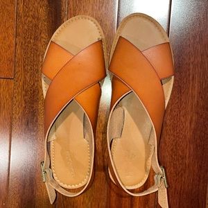 Universal thread flat sandals